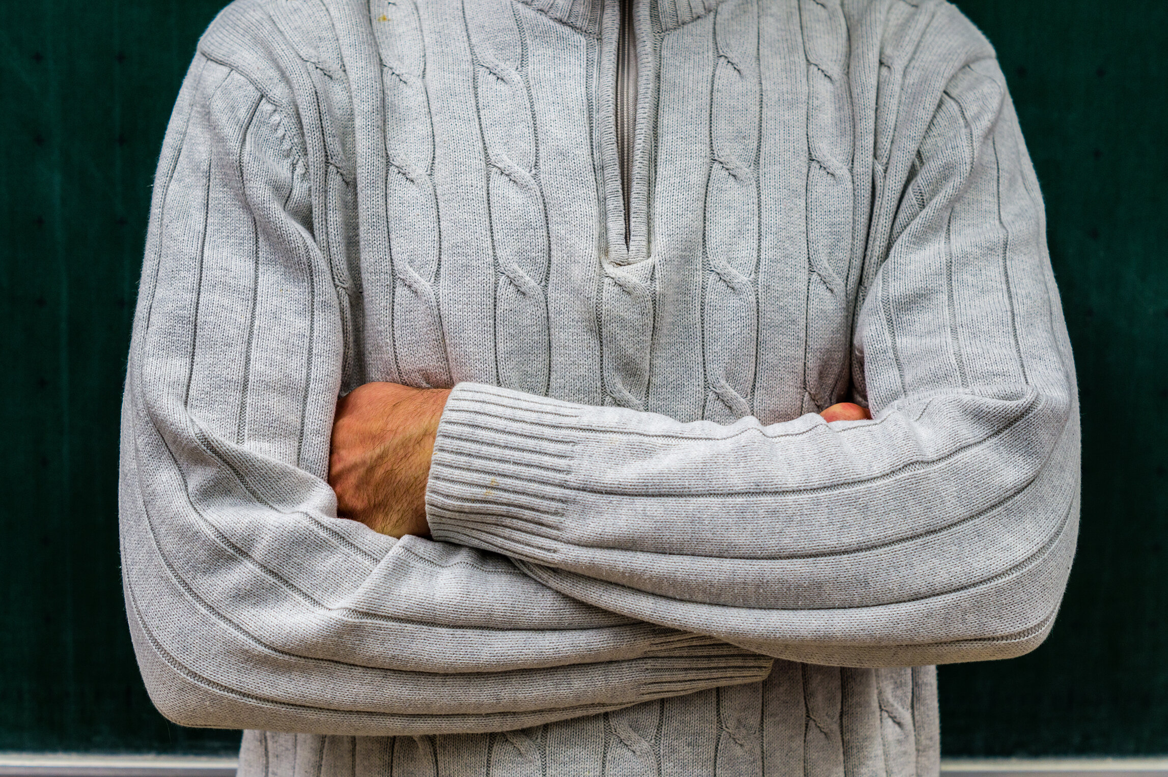 Person mit verschränkten Armen