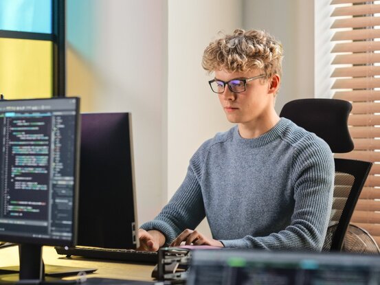 Azubi sitz am Computer