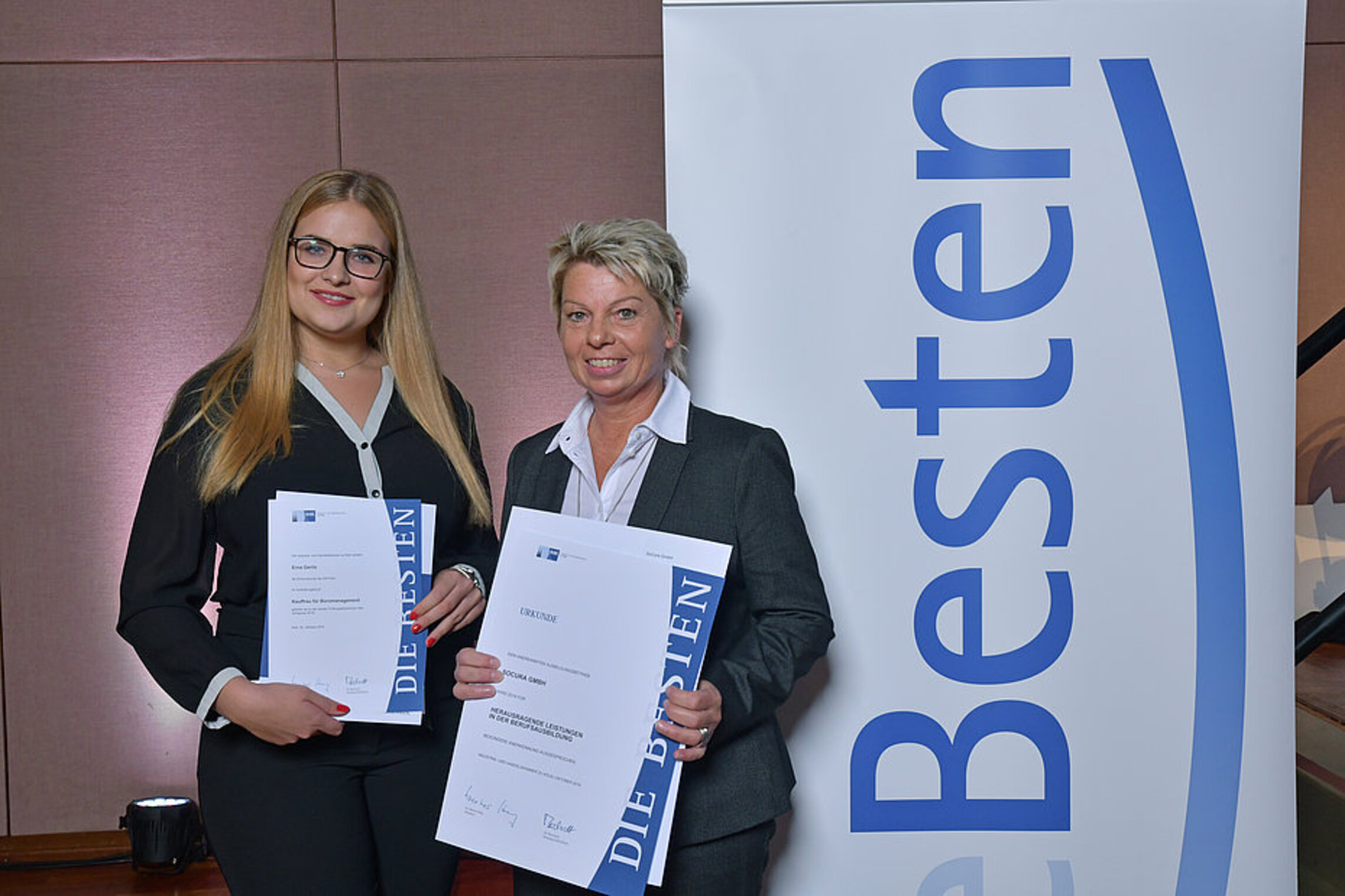 Erna Gerliz und Birgit vor der Wülbecke