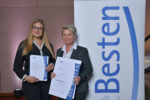 Erna Gerliz und Birgit vor der Wülbecke