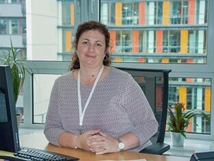 Biance van Hardeveld am Schreibtisch