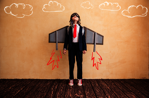 Kind mit gemalten Flügeln