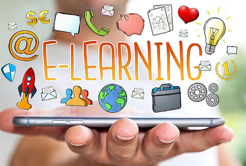 Hand trägt ein Smartphone. Darüber schwebt das Wort E-Learning mit vielen Symbolen