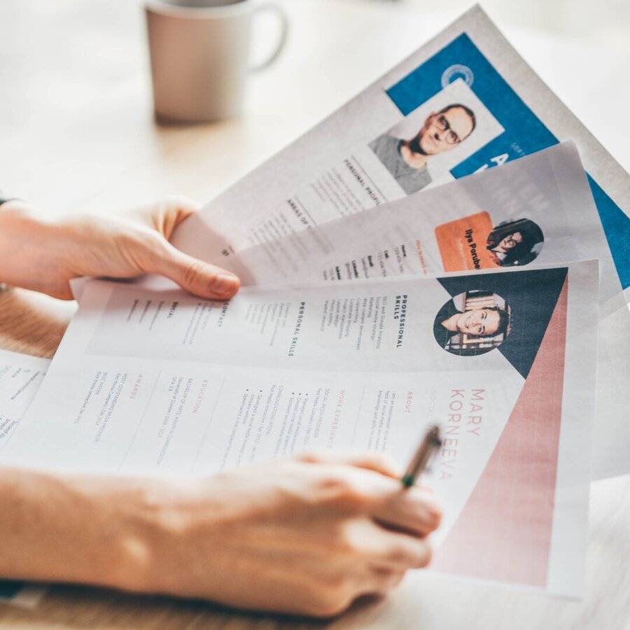 Person schaut sich Bewerbungen an