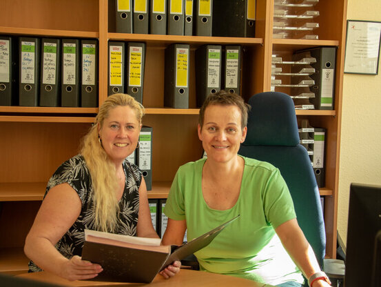 Karrierebotschafterinnen Entling und Stuckenberg im Büro