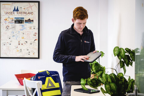 Mann hält Router in der Hand