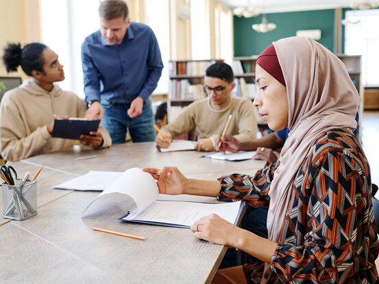 junge Menschen, lernend am Tisch