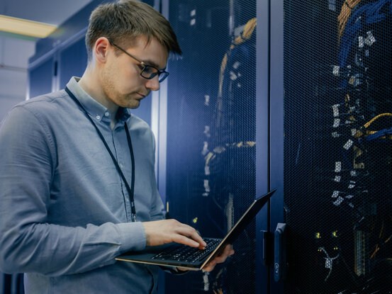 IT-Mitarbeiter arbeitet