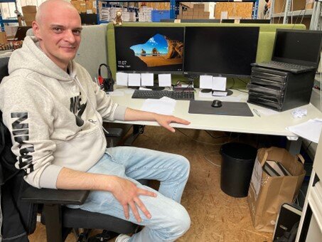 Florian Siska am Schreibtisch