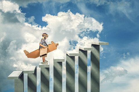 Kind mit Flugzeug auf Treppen